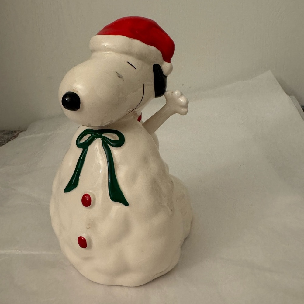 Vintage 1958-1966, Peanuts "SNOOPY" Christmas Ceramic Music Box